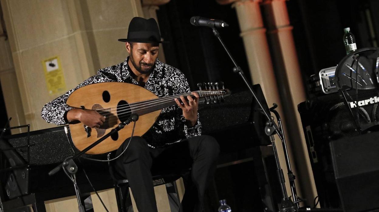 El laud árabe se une a la guitarra flamenca en la Bienal de Sevilla