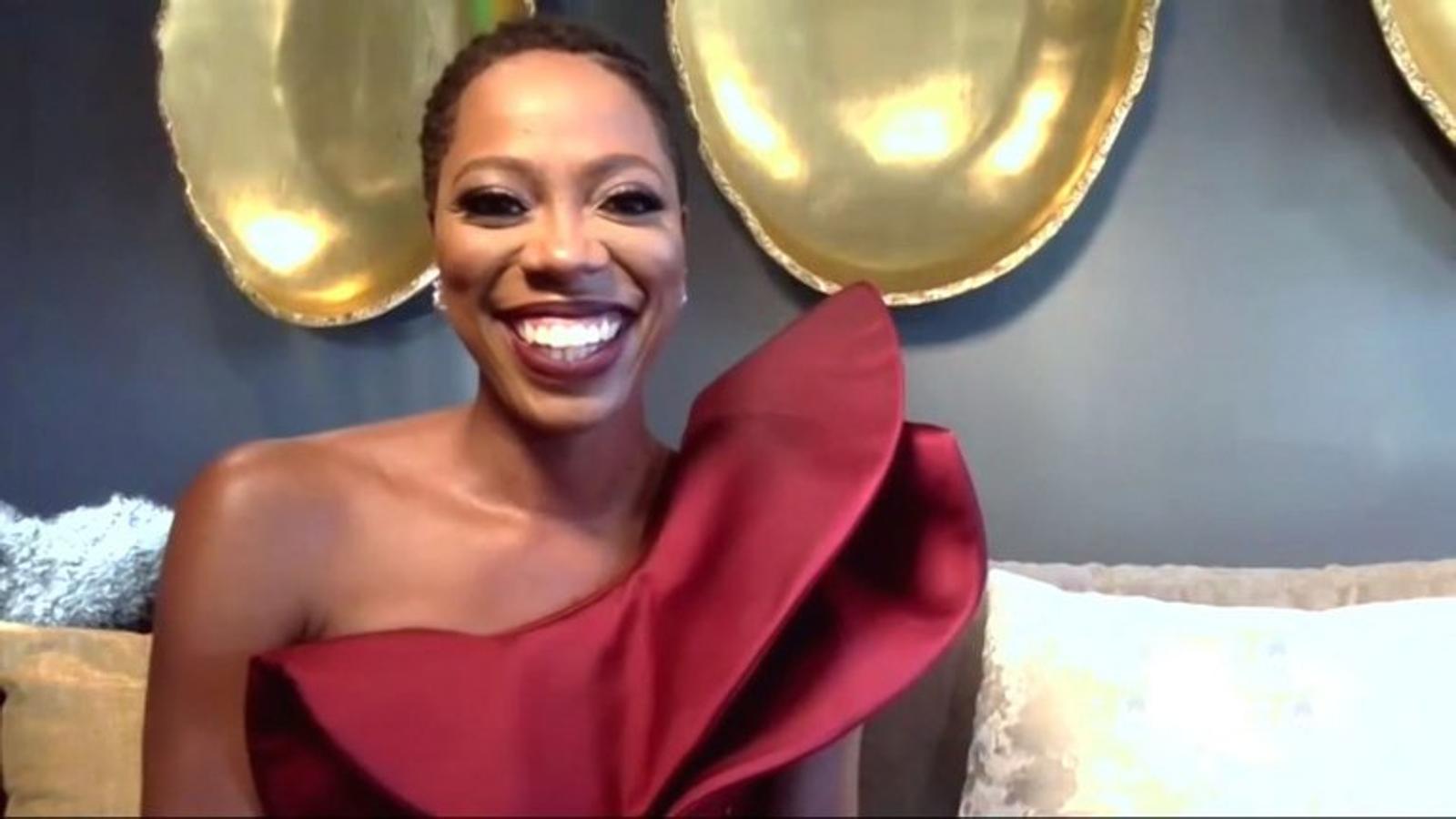 Yvonne Orji rompió con el color de la noche al lucir un vestido en tono cherry de escote asimétrico. 