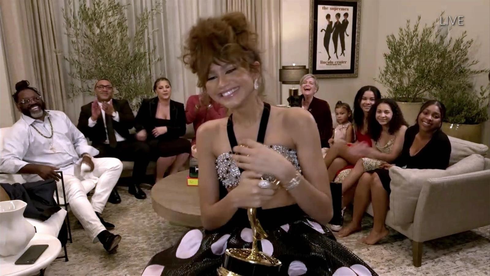 Zendaya aceptó su Emmy con un impresionante dos piezas compuesto por un top de paillettes plateado anudado al cuello y una falda de lunares en blanco y negro. 