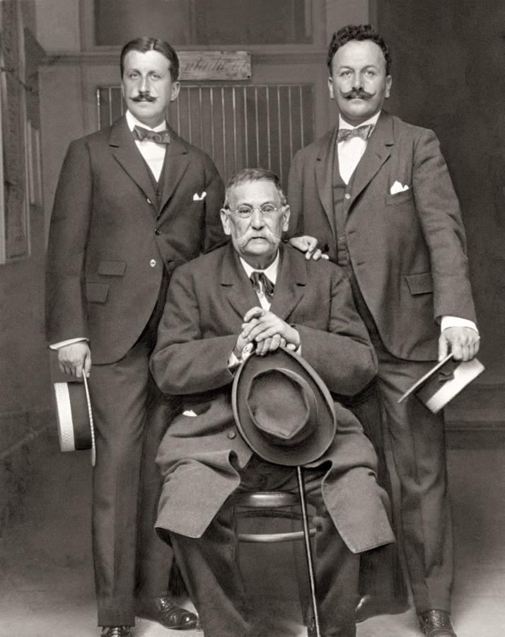 Retrato de Galdós con los hermanos Álvarez Quintero realizado por Cortés para la Revista Crónica Gráfica en 1916.. 