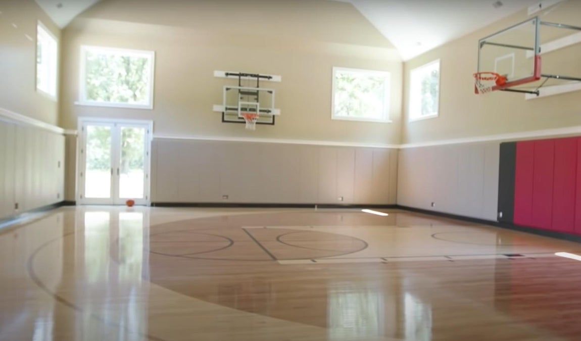 La mansión de Scottie Pippen en Chicago. Como era de esperar, era necesaria una gran cancha de baloncesto con el dibujo de camiseta con el 33 -su número de los Chicago Bulls- en el suelo.