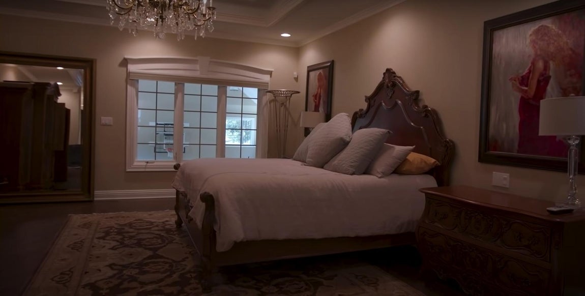 La mansión de Scottie Pippen en Chicago. La suite principal tiene vistas a la cancha de baloncesto y posee una figura de un metro de altura del jugador con su atuendo de los Chicago Bulls.