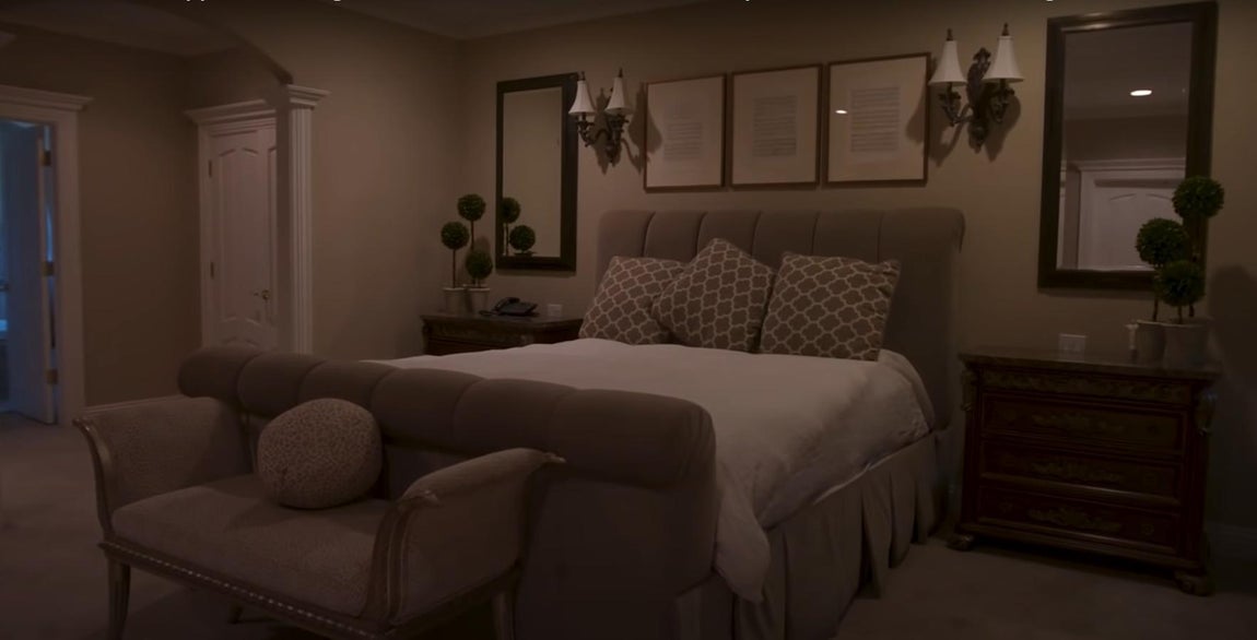 La mansión de Scottie Pippen en Chicago. En cuanto a los dormitorios, aunque no ha especificado cuántos tiene, los que ha mostrado tiene un tamaño bastante considerable e incluyen un gran baño y vestidor.