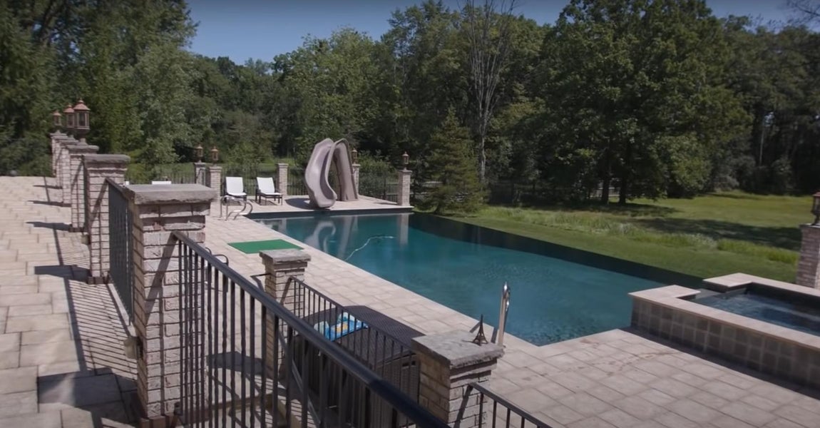 La mansión de Scottie Pippen en Chicago. Tampoco falta un tobogán, barbacoa e incluso un mini campo de golf donde Pippen ha afirmado que pasa gran parte de su tiempo compitiendo con amigos como Michael Jordan.