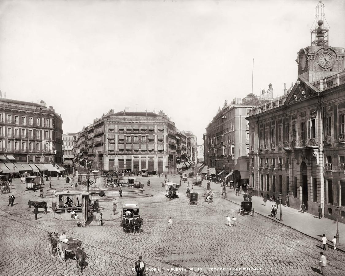 La Puerta del Sol, en 1900 vista por Louis Levy.. 