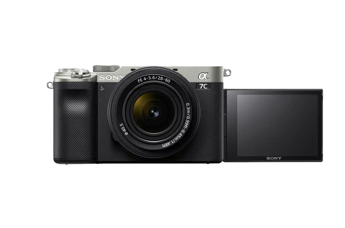 Cámara α7C, de Sony. El nuevo modelo α7C de Sony es una delicia. Con un cuerpo de tamaño compacto, el más pequeño y ligero del mundo, este diseño ofrece una espectacular calidad de imagen en fotos y vídeos. Su enfoque automático rápido, la captura continua de activación rápida y su práctico monitor LCD de ángulo variable te ayudan a capturar toda la acción en el preciso instante en el que se produce. Su sensor de fotograma completo te permite mejorar la profundidad, el rango dinámico y el detalle de la imagen y el seguimiento inteligente basado en la IA y Eye AF en tiempo real regala retratos mucho más precisos. El precio de la cámara con objetivo zoom de 28-60 mm es de 2.400 euros.