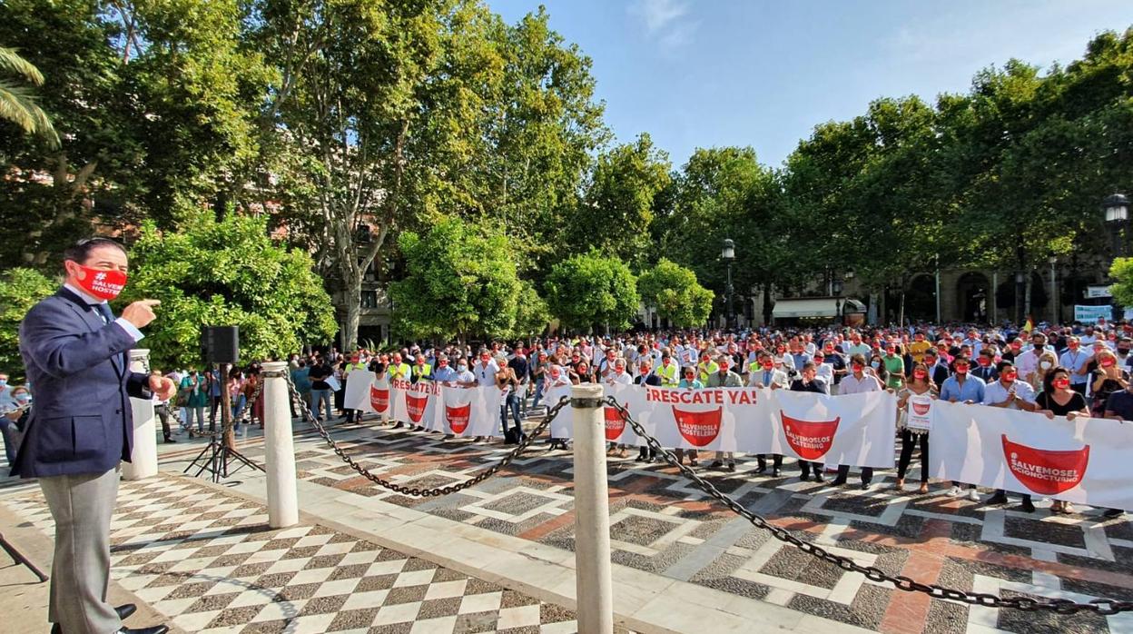 La protesta de los hosteleros de Sevilla, en imágenes