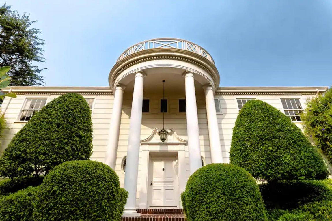 Los detalles sobre el alquiler de la mansión de "El príncipe de Bel Air". No es la primera vez que la plataforma de alquileres se suma a una iniciativa así, pues el año pasado ofreció la posibilidad de alquilar la casa de Barbie bajo un éxito rotundo. En este caso parece que la iniciativa puede resultar todavía más popular en vistas al gran número de “likes” que acumulan las fotos en las que el actor anuncia dicha iniciativa (concretamente, casi 4 millones).