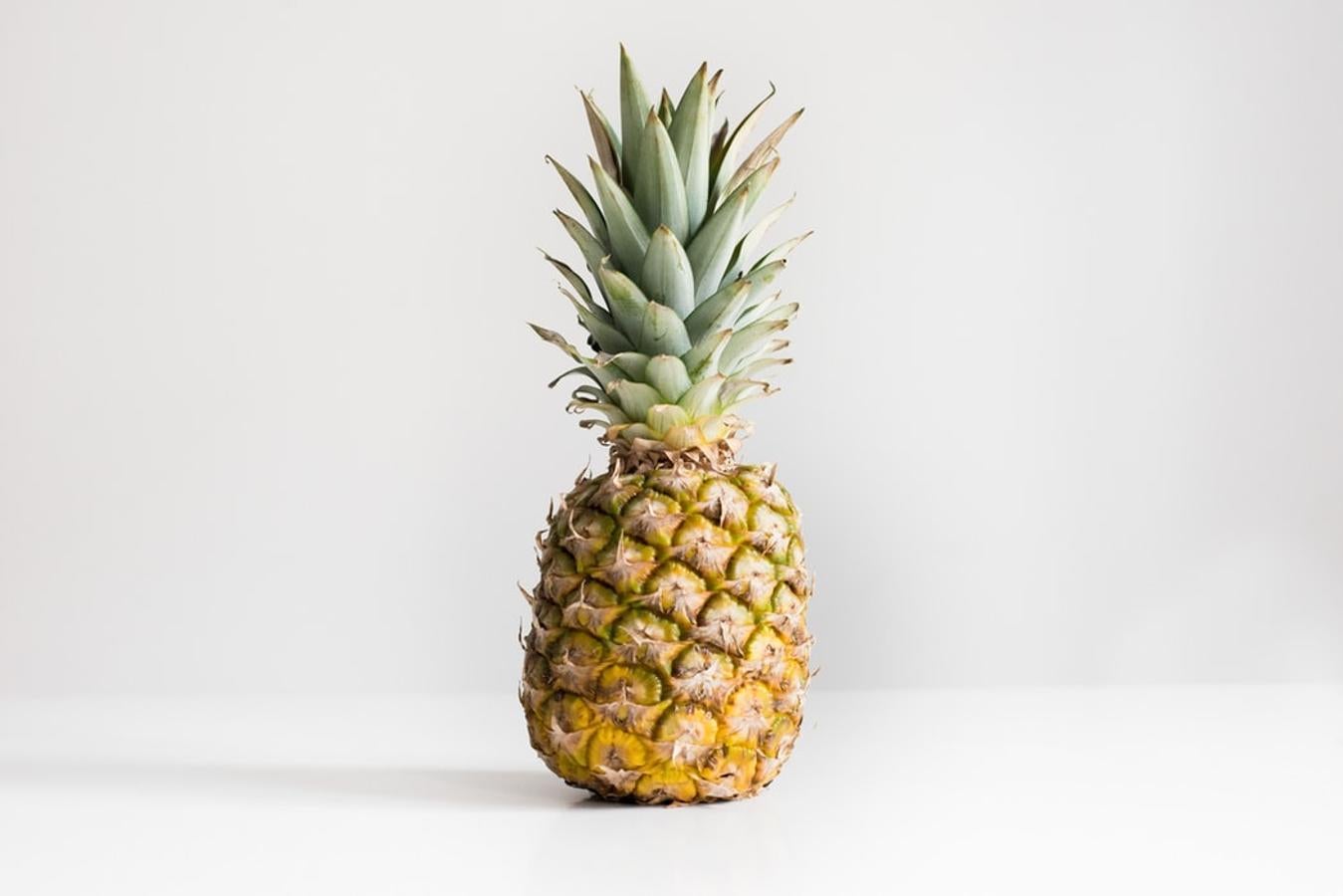 Piña. Según recoge un estudio publicado en «Journal of Ethnopharmacology», la piña contiene bromelina, un enzima o fermento de acción proteolítica. La bromelina posee propiedades antiinflamatorias, previene la coagulación de la sangre y evita que las plaquetas sanguíneas se adhieran a las paredes de los vasos sanguíneos, <a href="https://www.abc.es/bienestar/alimentacion/abci-beneficios-pina-cierto-ayuda-adelgazar-201912160423_noticia.html" target="_blank">explica la doctora López Marín</a>.