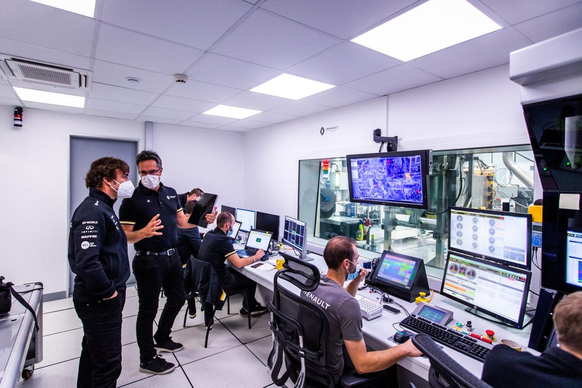 El «primer día de colegio» de Alonso en Renault