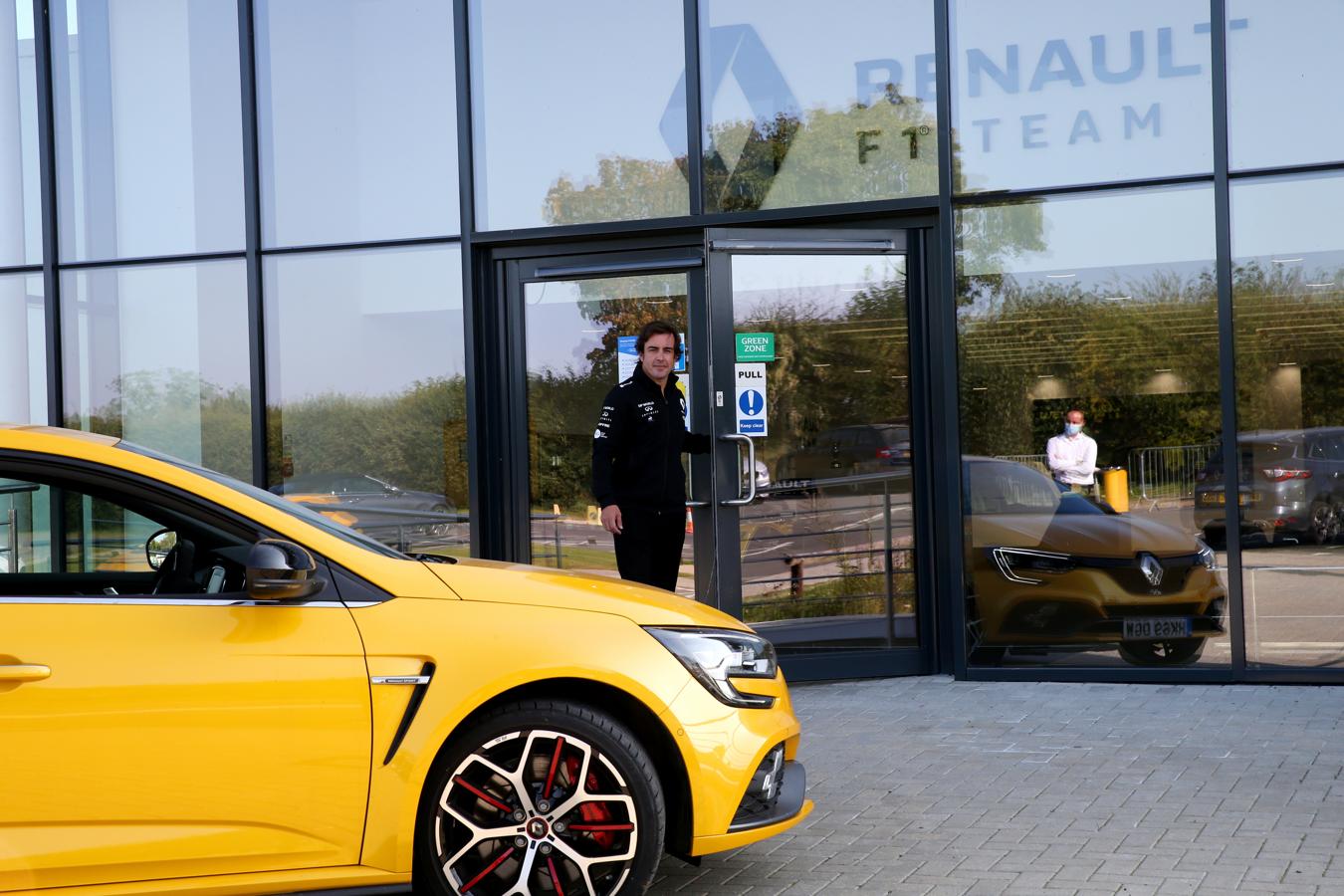 El «primer día de colegio» de Alonso en Renault