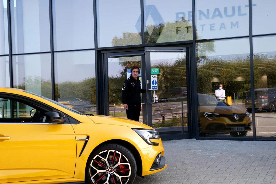 El «primer día de colegio» de Alonso en Renault
