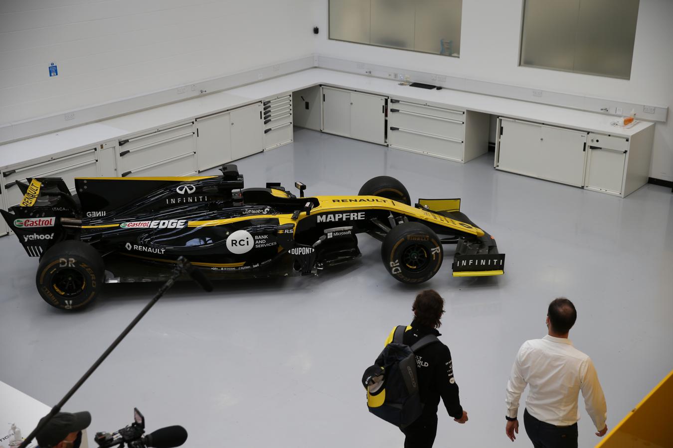 El «primer día de colegio» de Alonso en Renault