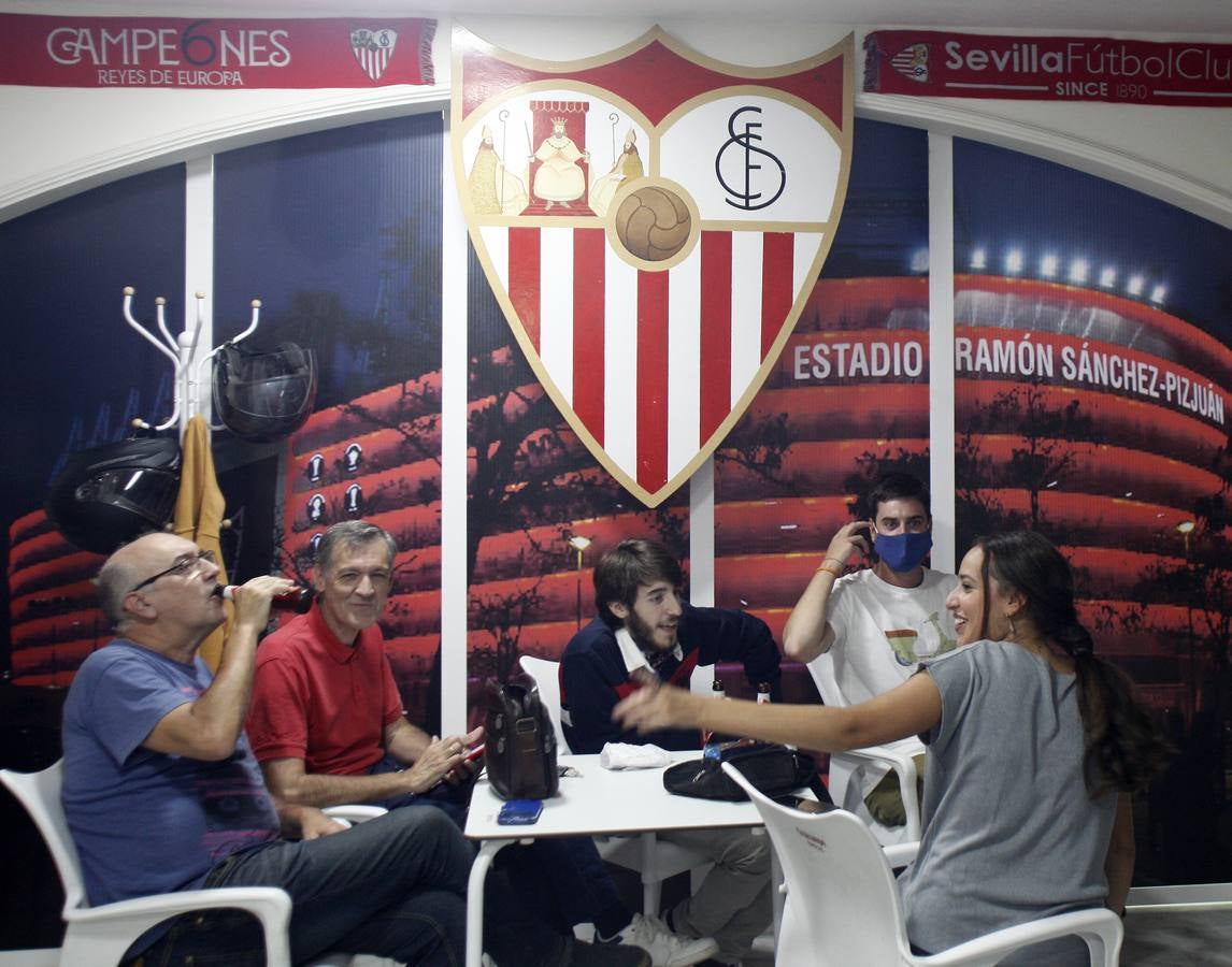 Así viven los aficionados sevillistas la final de la Supercopa de Europa