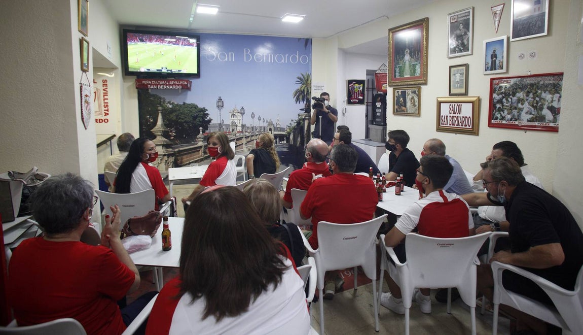 Así viven los aficionados sevillistas la final de la Supercopa de Europa