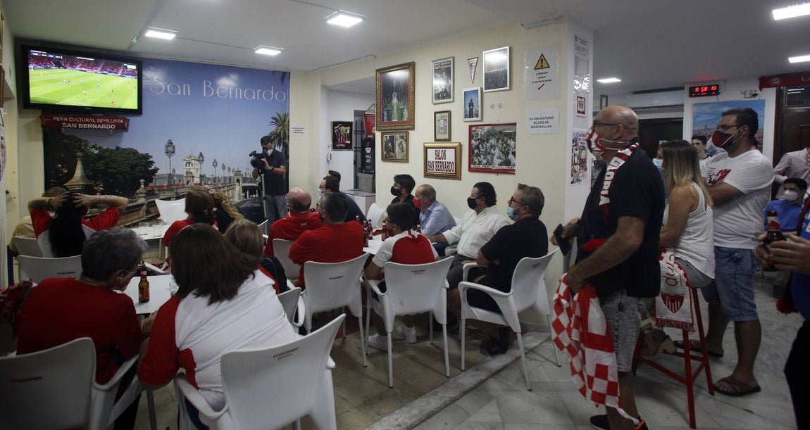 Así viven los aficionados sevillistas la final de la Supercopa de Europa