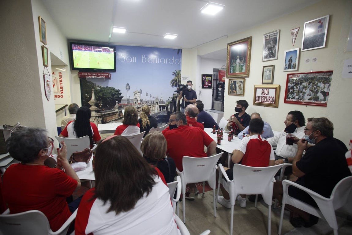 Así viven los aficionados sevillistas la final de la Supercopa de Europa