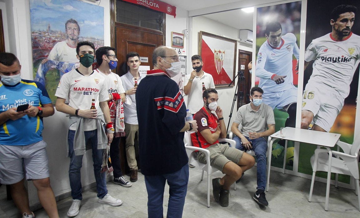 Así viven los aficionados sevillistas la final de la Supercopa de Europa