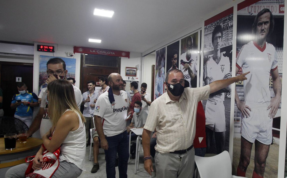Así viven los aficionados sevillistas la final de la Supercopa de Europa