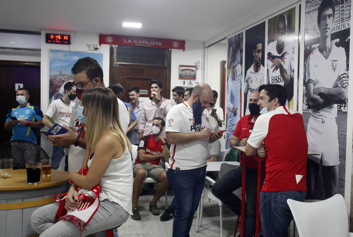 Así viven los aficionados sevillistas la final de la Supercopa de Europa