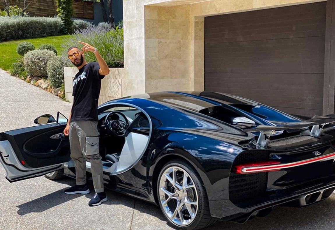 Bugatti Chiron. El francés es un gran amante de la firma Bugatti, por ello cuenta con varios modelos en su poder, como este espectacular Bugatti Chiron bicolor (blanco por delante y negro por detrás). Este súper deportivo dispone de un motor 8.0 de 16 cilindros en W y una potencia de 1.500 CV. Dicho modelo es capaz de acelerar de 0 a 100 en 2,5 segundos y alcanzar una velocidad máxima de 420 km/h. Solo se han fabricado 500 unidades de este diseño y su precio asciende a los 2,5 millones de euros.