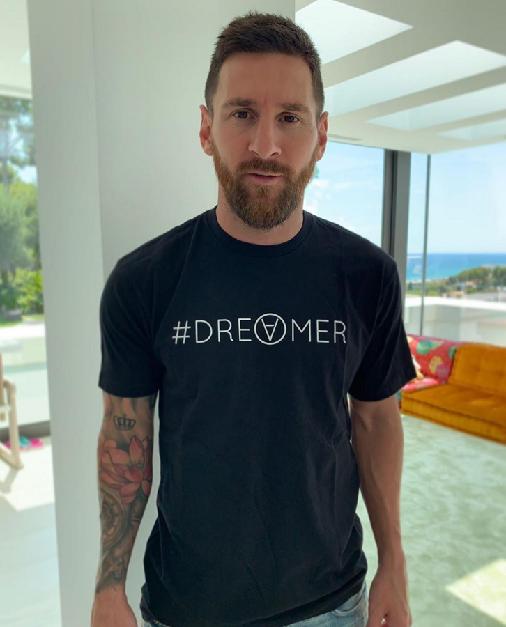 Leo Messi, FC Barcelona. Aunque su afición por el motor no sea tan evidente como la de otros jugadores, lo cierto es que Leo Messi también tiene una flota importante de coches de lujo que van desde los súper deportivos, hasta los todoterrenos, siendo estos últimos perfectos para llevar a toda su familia en ellos.