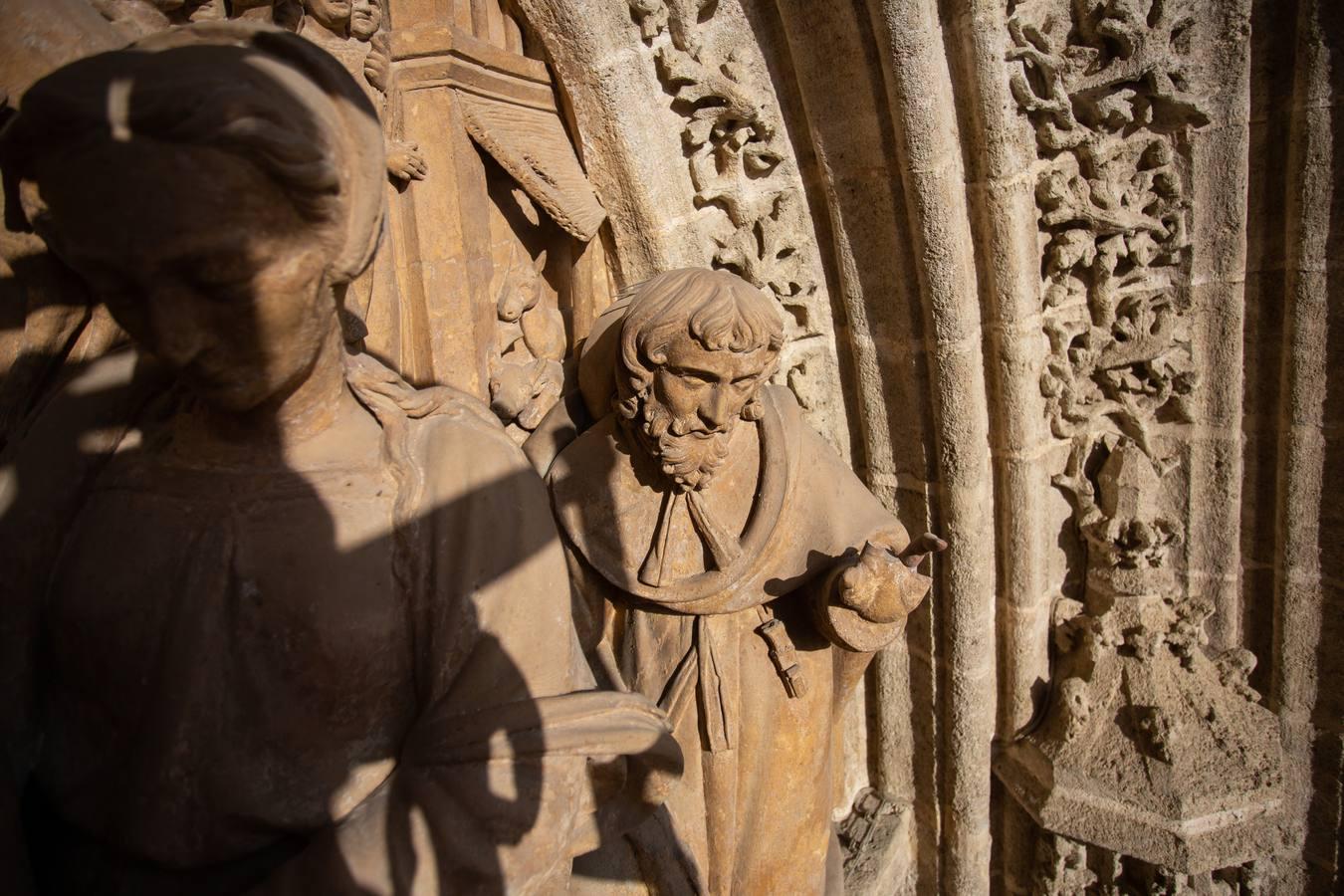 Así se cuidan las puertas de la Catedral de Sevilla