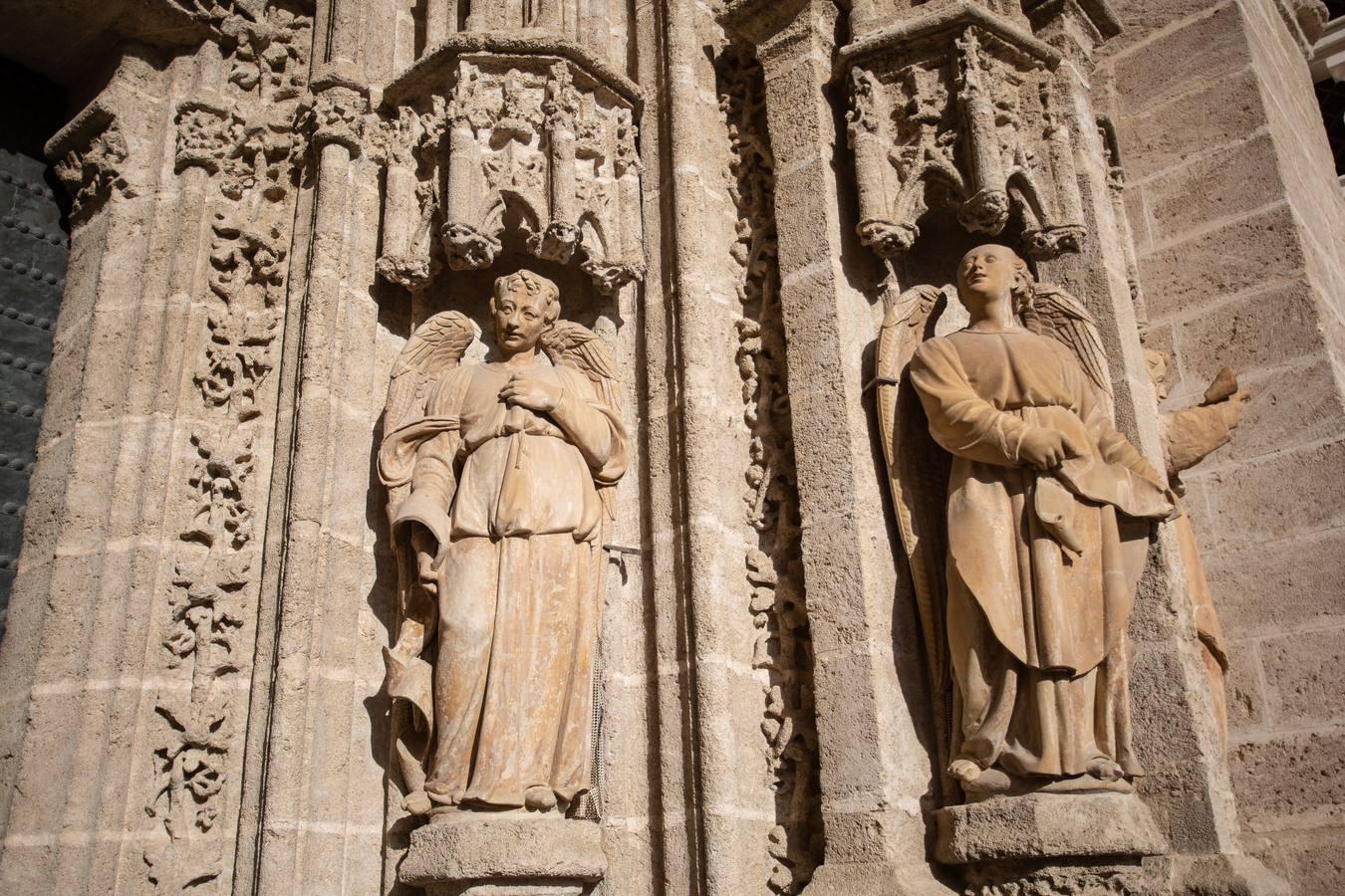 Así se cuidan las puertas de la Catedral de Sevilla