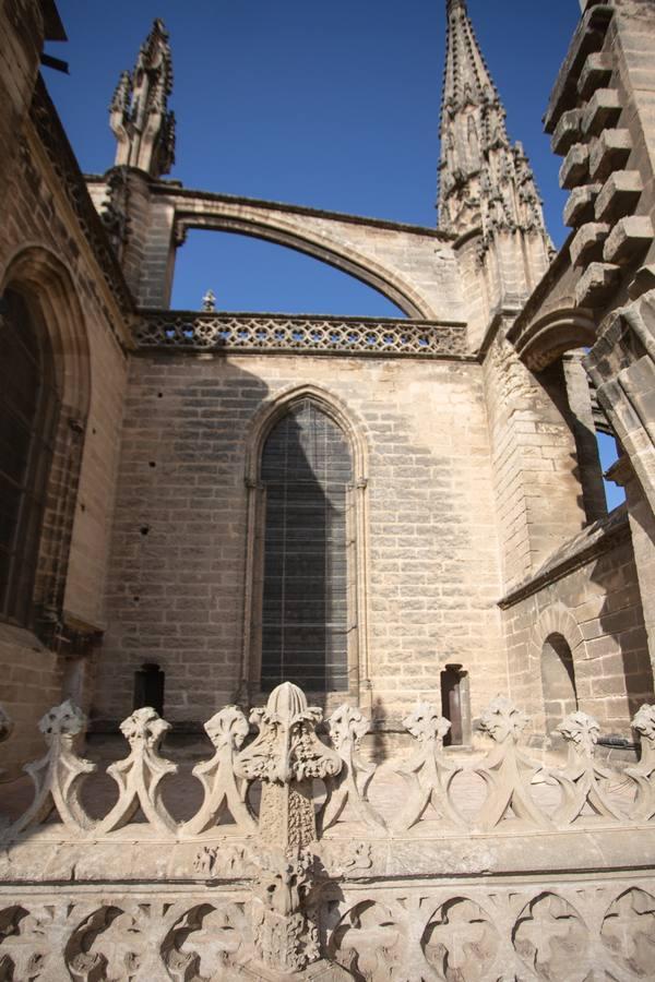 Así se cuidan las puertas de la Catedral de Sevilla