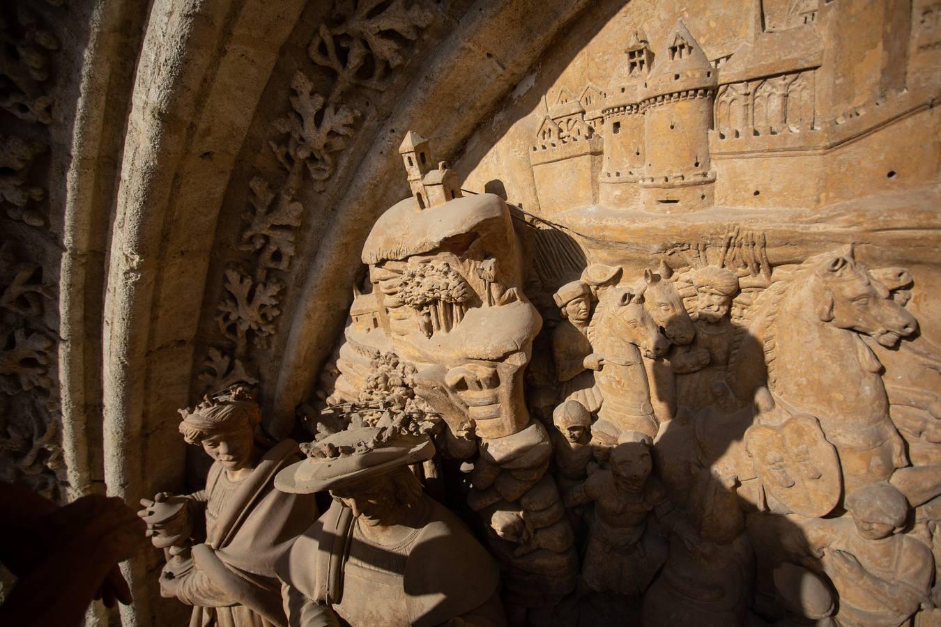 Así se cuidan las puertas de la Catedral de Sevilla