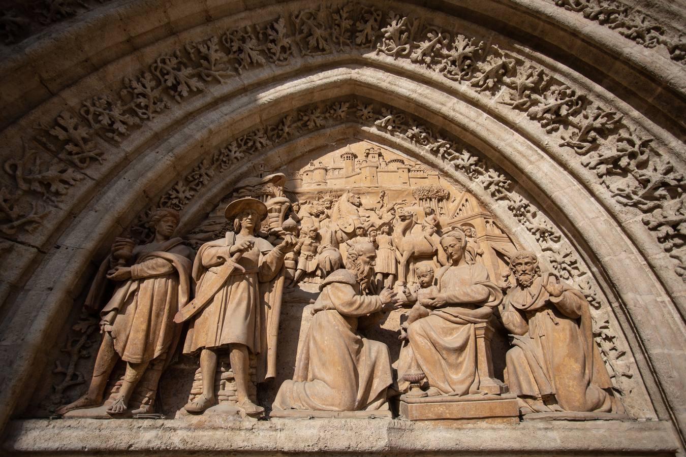 Así se cuidan las puertas de la Catedral de Sevilla