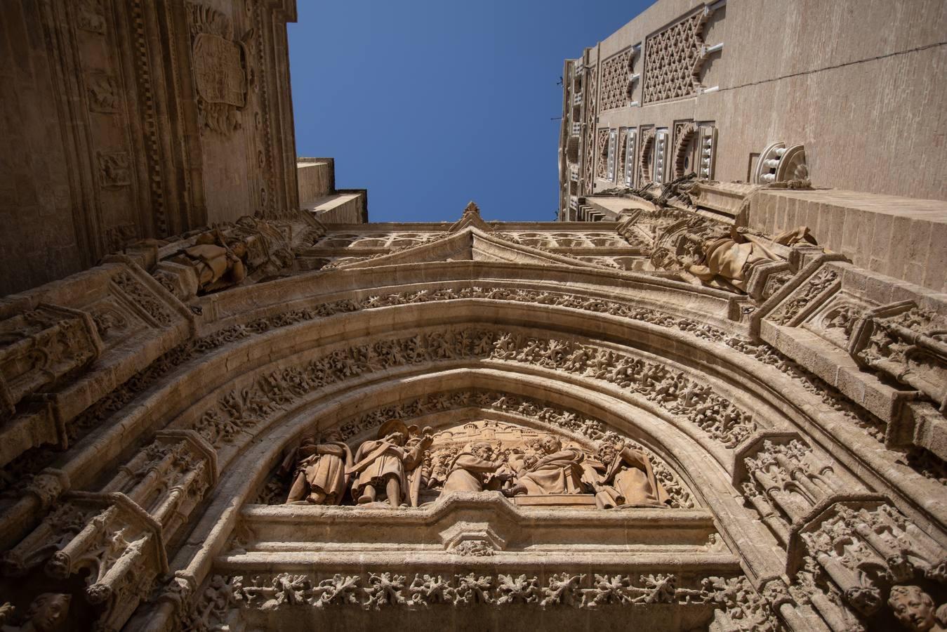 Así se cuidan las puertas de la Catedral de Sevilla