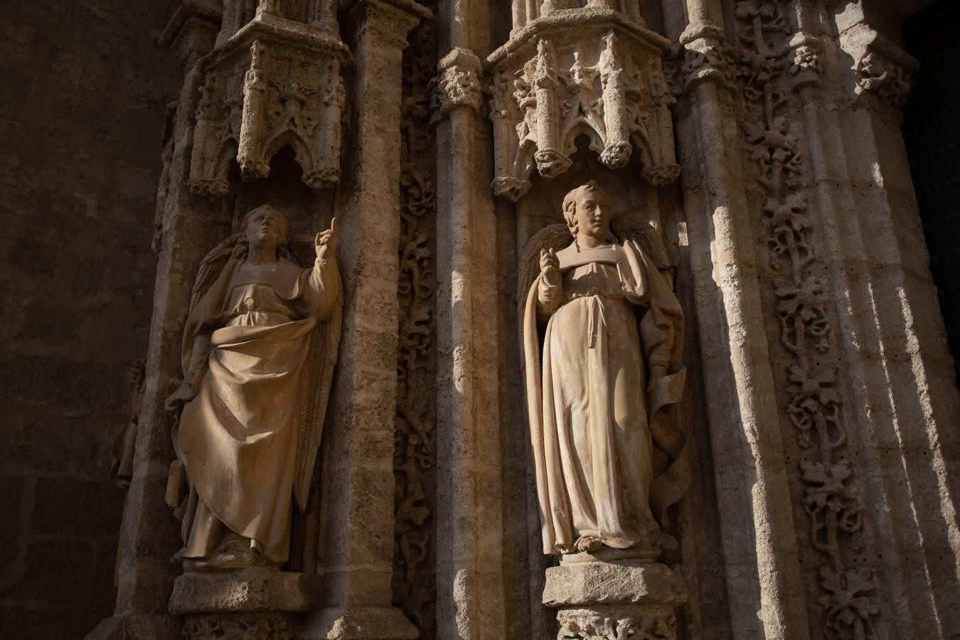 Así se cuidan las puertas de la Catedral de Sevilla