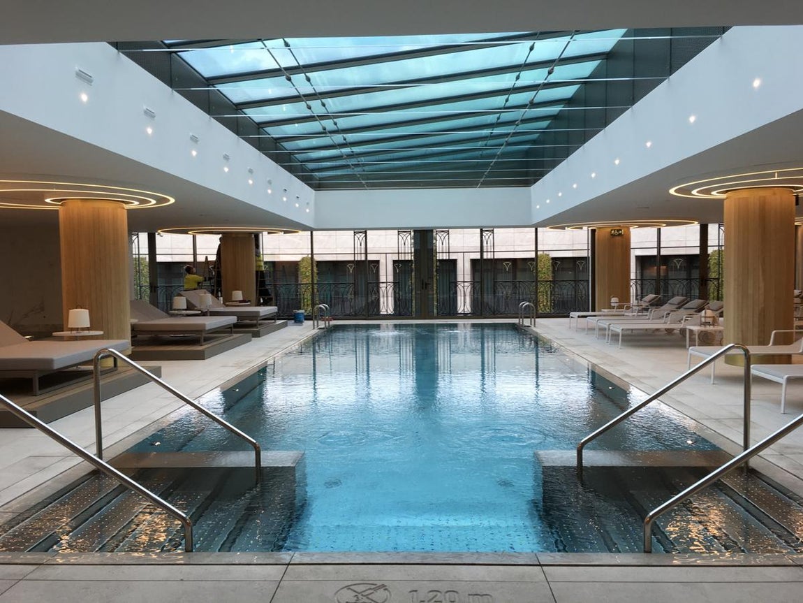 El Spa. En la última planta se encuentra el majestuoso Spa que con sus 1.400 metros cuadrados se corona como el más grande de la capital. La disposición gira en torno a la piscina central, que recibe una gran cantidad de luz gracias a las claraboyas estratégicas del techo. En él los clientes además de disfrutar de una experiencia de lo más relajante, podrán someterse a los tratamientos de belleza más novedosos así como masajes.