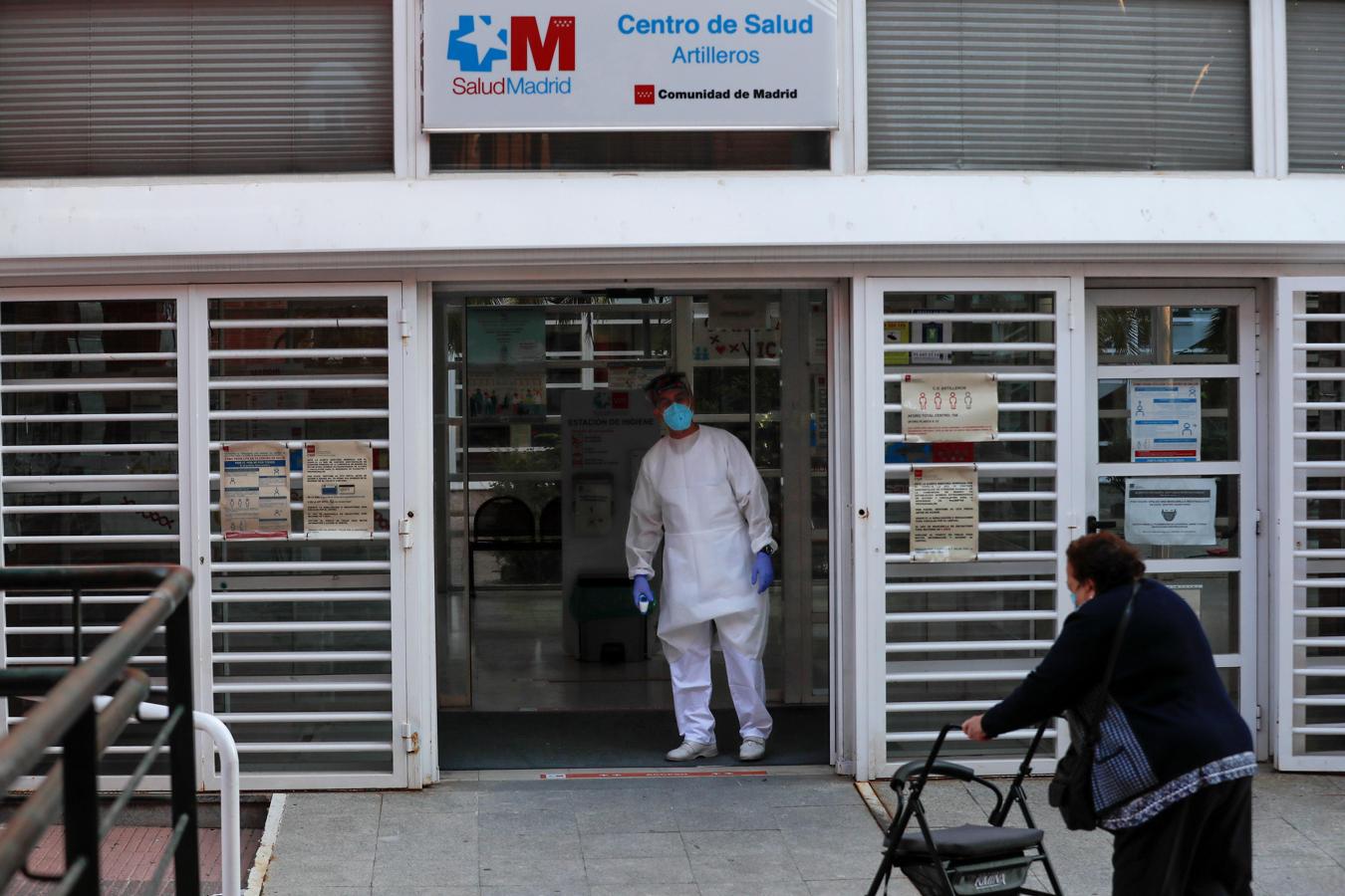 Al médico. Una anciana se dirige a su Centro de Salud en Artilleros (Vicálvaro), otra de las excepciones permitidas