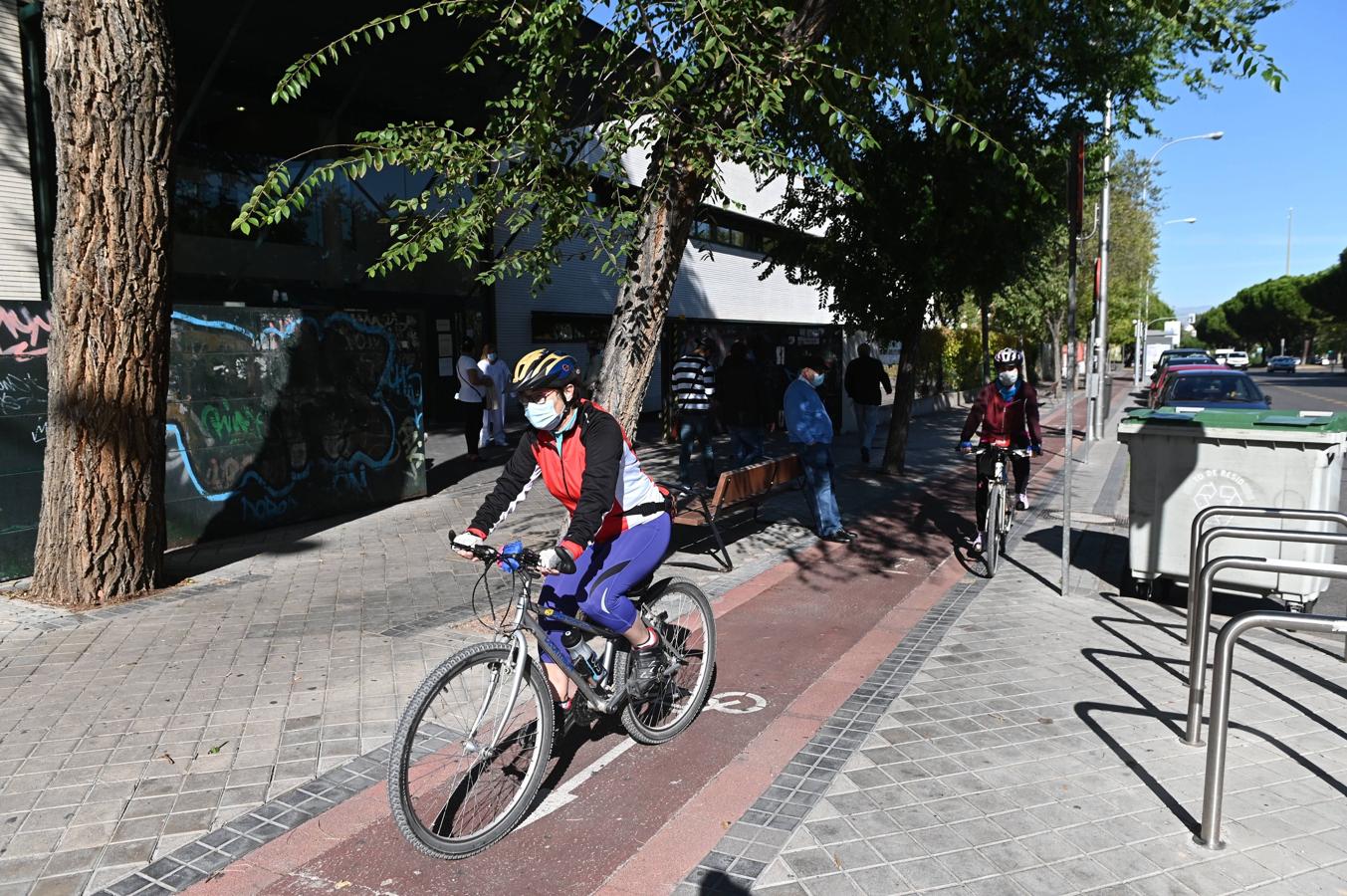 Ante el cierre de parques, a pedales por la calle. Ciclistas y vecinos de la zona de García Noblejas (Ciudad Lineal), «estrenando» las nuevas medidas que no impiden pasear nii hacer deporte, aunque se recomienta salir de casa lo menos posible. Todos los parques de las zonas con limitaciones permanecen cerrados