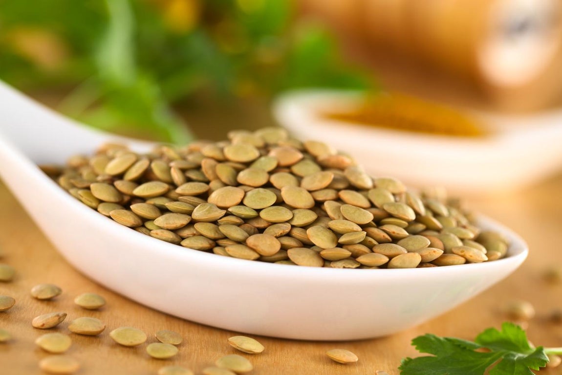 Las legumbres, una caricia para el corazón. Una dieta rica en <a href="https://www.abc.es/bienestar/alimentacion/recetas-saludables/abci-legumbres-para-verano-cinco-recetas-frescas-y-deliciosas-202006160417_noticia.html">legumbres </a>no sólo reduce en un 14% el riesgo de infarto y angina de pecho sino que también ayuda a mejorar el estado de salud general al reducir significativamente los niveles de colesterol LDL (colesterol «malo») y contribuir a controlar el peso por su aporte en fibra y su escaso contenido graso, según la Fundación Española del Corazón. Las más consumidas son las lentejas, el guisante verde y los garbanzos.