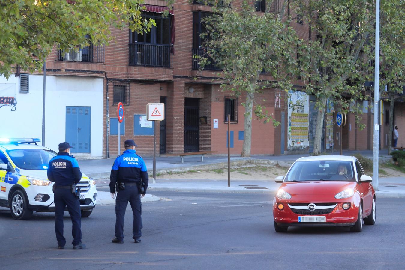 Controles en Alcorcón. La Policía Municipal en un control en la zona de Doctor Trueta, a primera hora de la mañana