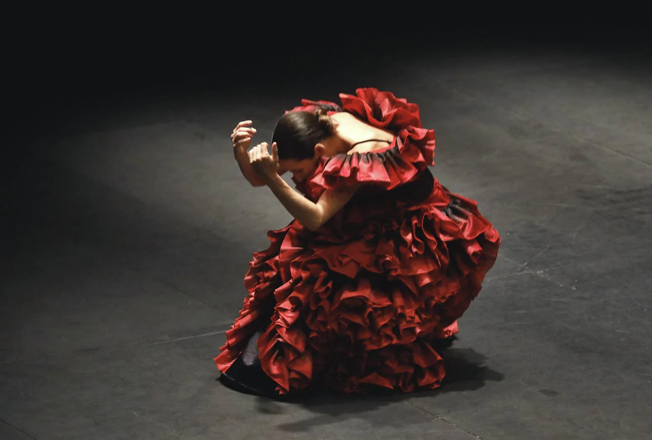 Ana Morales baila «En la cuerda floja» en la Bienal de Flamenco de Sevilla
