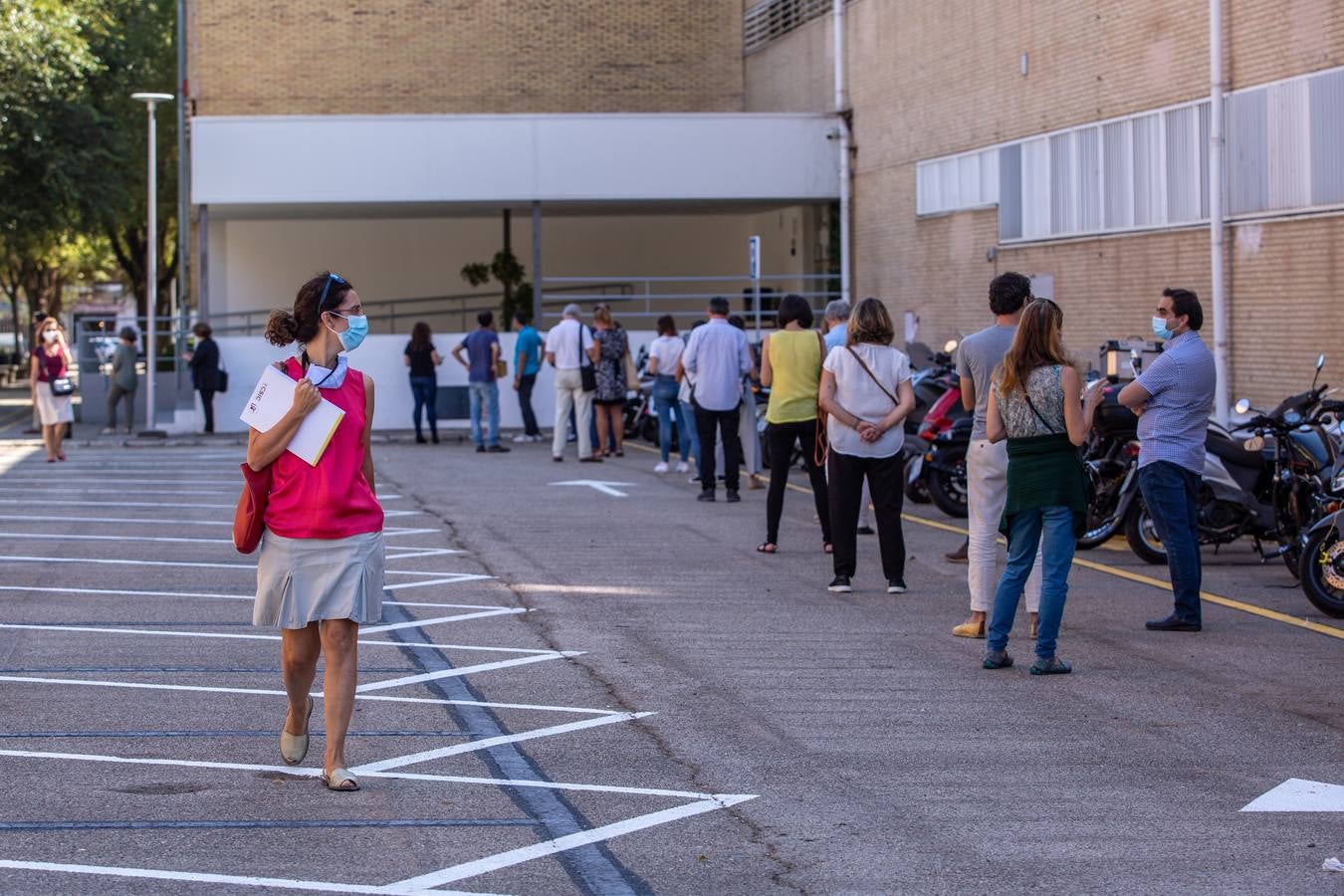 Colas en Reina Mercedes del personal de la Universidad de Sevilla para realizarse las pruebas PCR