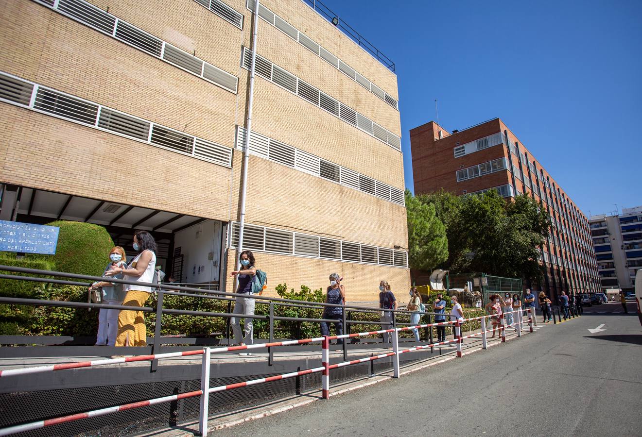 Colas en Reina Mercedes del personal de la Universidad de Sevilla para realizarse las pruebas PCR