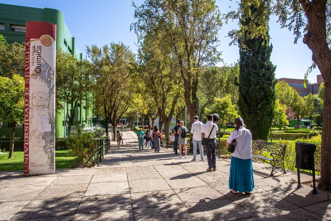 Colas en Reina Mercedes del personal de la Universidad de Sevilla para realizarse las pruebas PCR