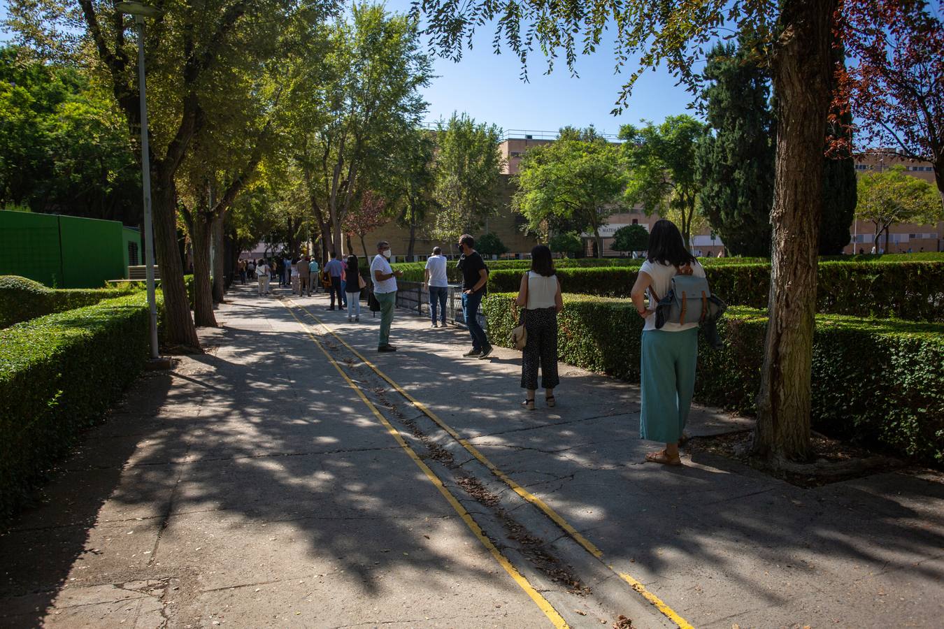 Colas en Reina Mercedes del personal de la Universidad de Sevilla para realizarse las pruebas PCR