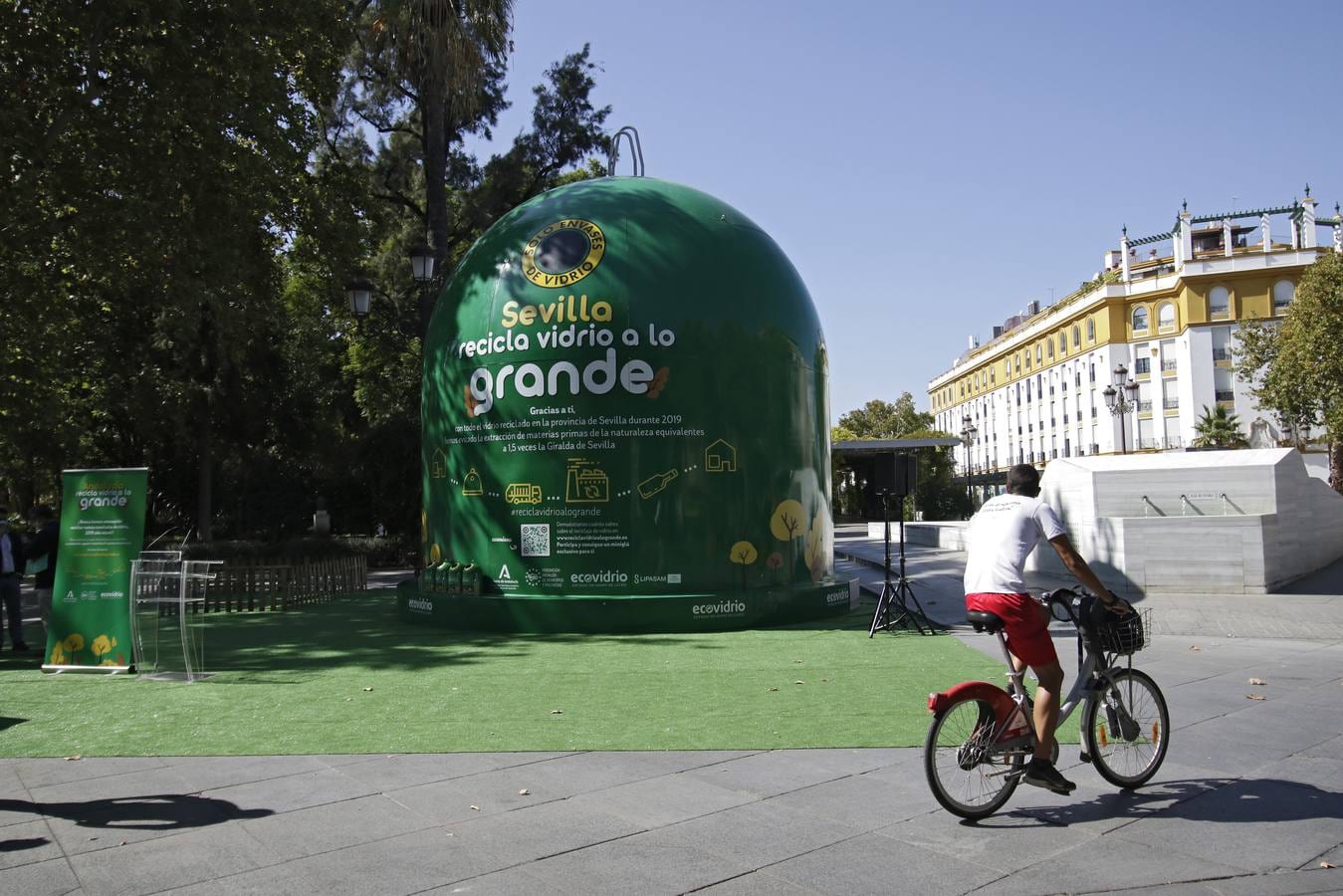 Instalado en Sevilla el contenedor de reciclaje de vidrio más grande del mundo
