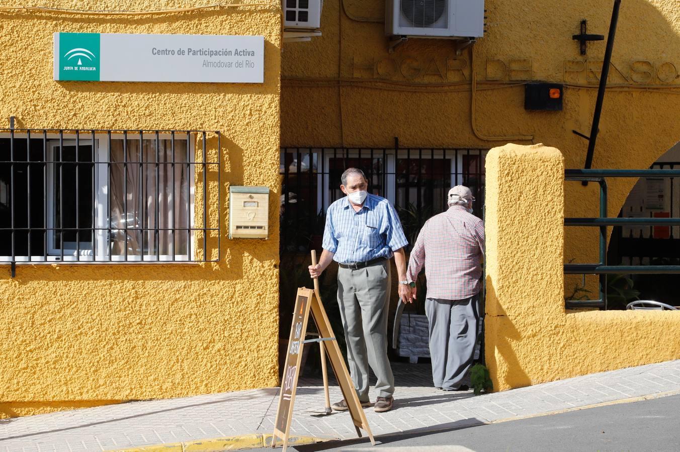 El día a día en Almodóvar del Río y su escalada de contagios, en imágenes