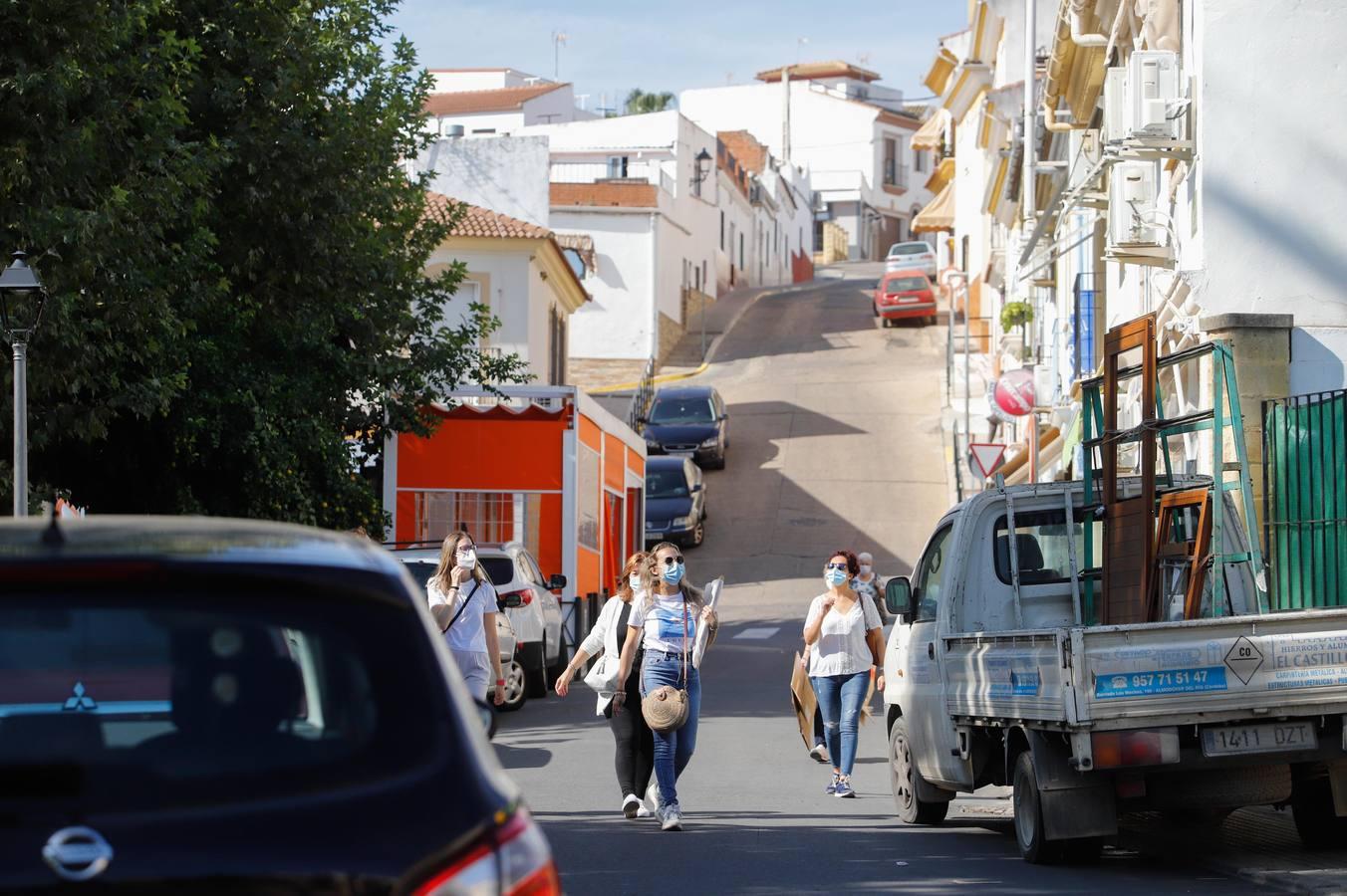 El día a día en Almodóvar del Río y su escalada de contagios, en imágenes