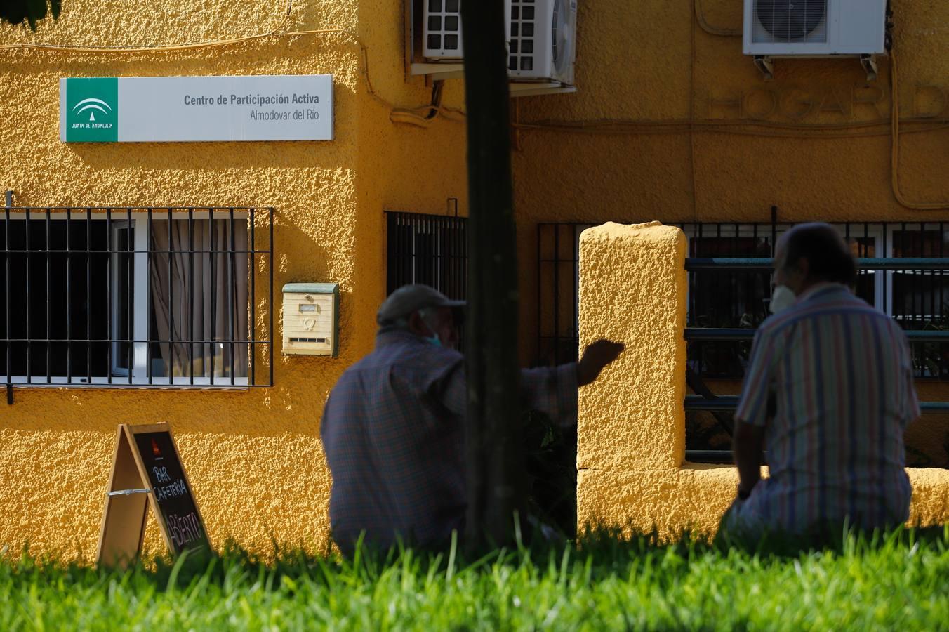 El día a día en Almodóvar del Río y su escalada de contagios, en imágenes