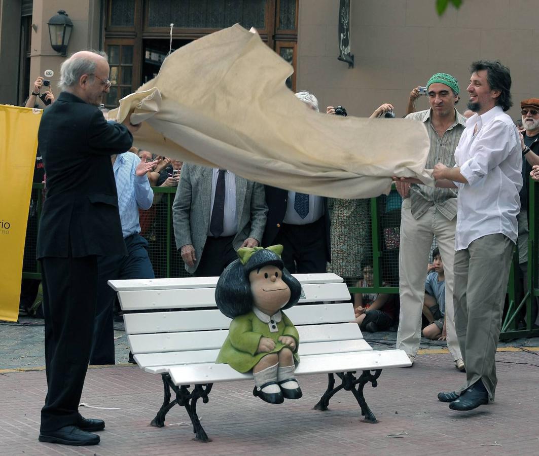 Quino destapa la escultura realizada por el escultor argentino Pablo Irrgang en honor a Mafalda en Buenos Aires el 30 de agosto de 2009.. 