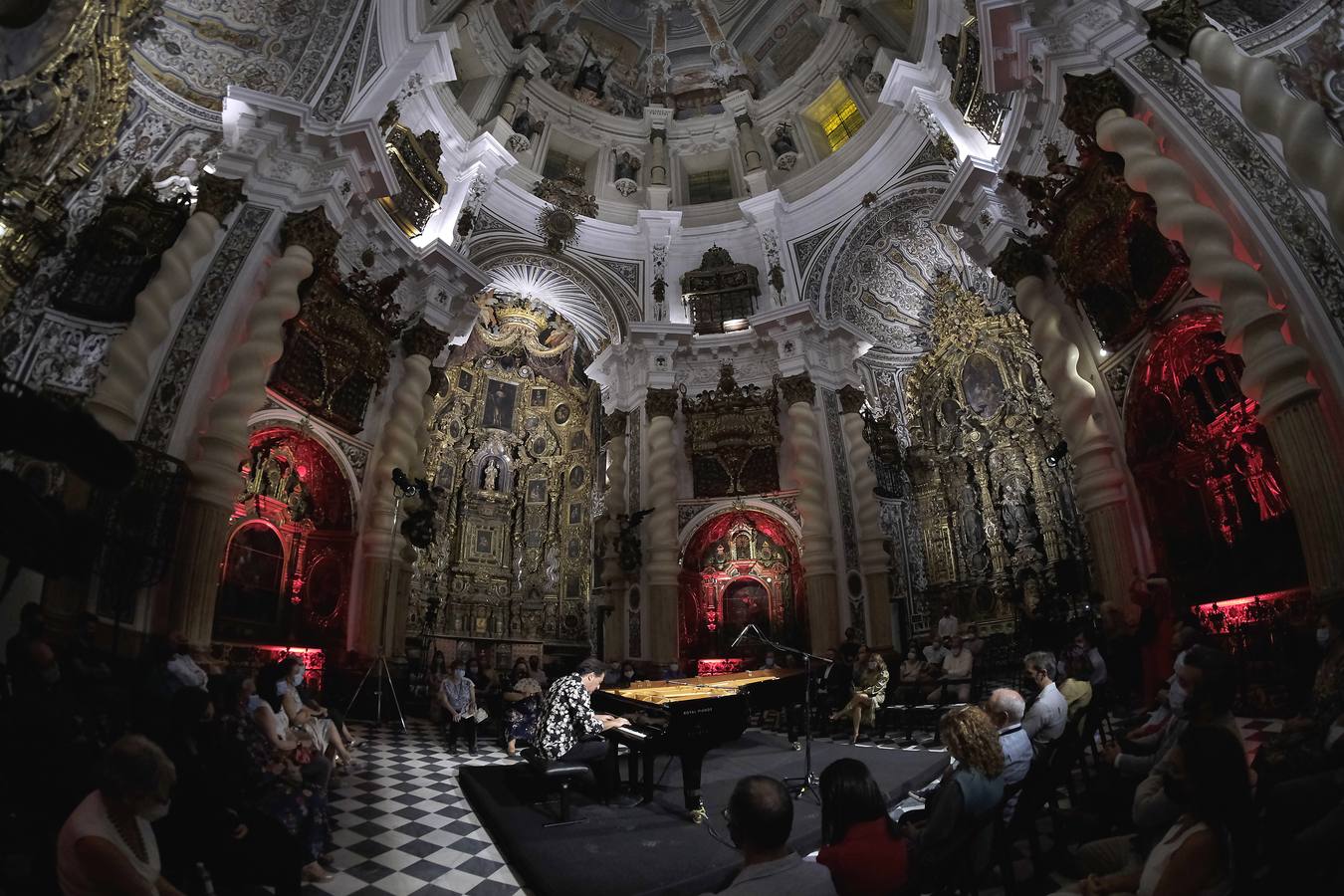 Dorantes muestra su «Identidad» en la Iglesia de San Luis de los Franceses