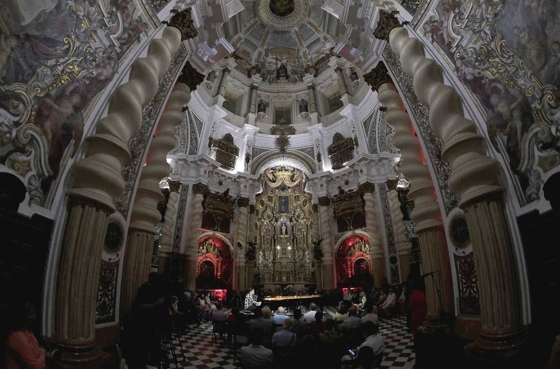 Dorantes muestra su «Identidad» en la Iglesia de San Luis de los Franceses